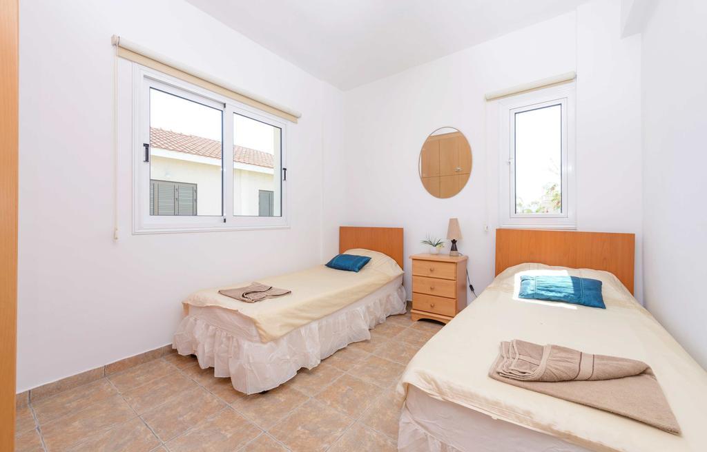 Villa Meredith Paralímni Szoba fotó