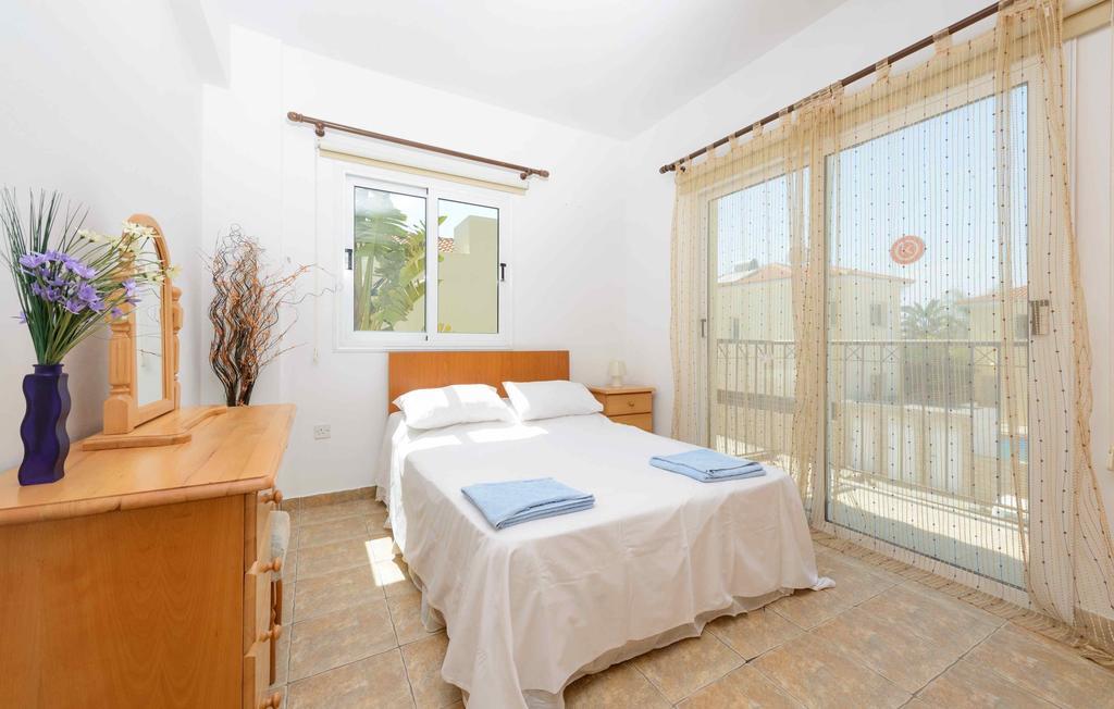 Villa Meredith Paralímni Szoba fotó
