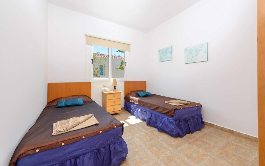 Villa Meredith Paralímni Szoba fotó